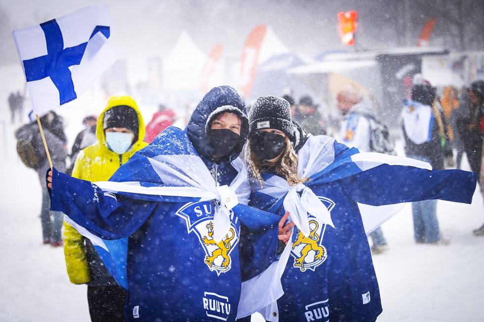 Kannattajat kävelivät lumituiskussa kohti Olympiastadionin kultajuhlaa. 