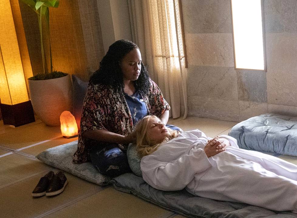 The White Lotus -sarjassa hotellin kylpylän vastaava Belinda (Natasha Rothwell) ei joudu pelkästään hieromaan, vaan korjaamaan rikkaiden hotellivieraiden tunneongelmia. Yksi isoimmista vuodattajista on Jennifer Coolidgen esittämä Tanya. 