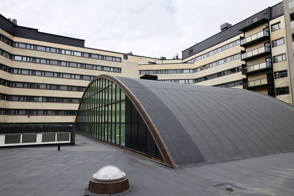 Aurinkopaneelit ovat harvinaisuus helsinkiläisten urheiluhallien katolla. Kuvassa Töölön urheilutalo, jonka katolla ei ole aurinkopaneeleita.