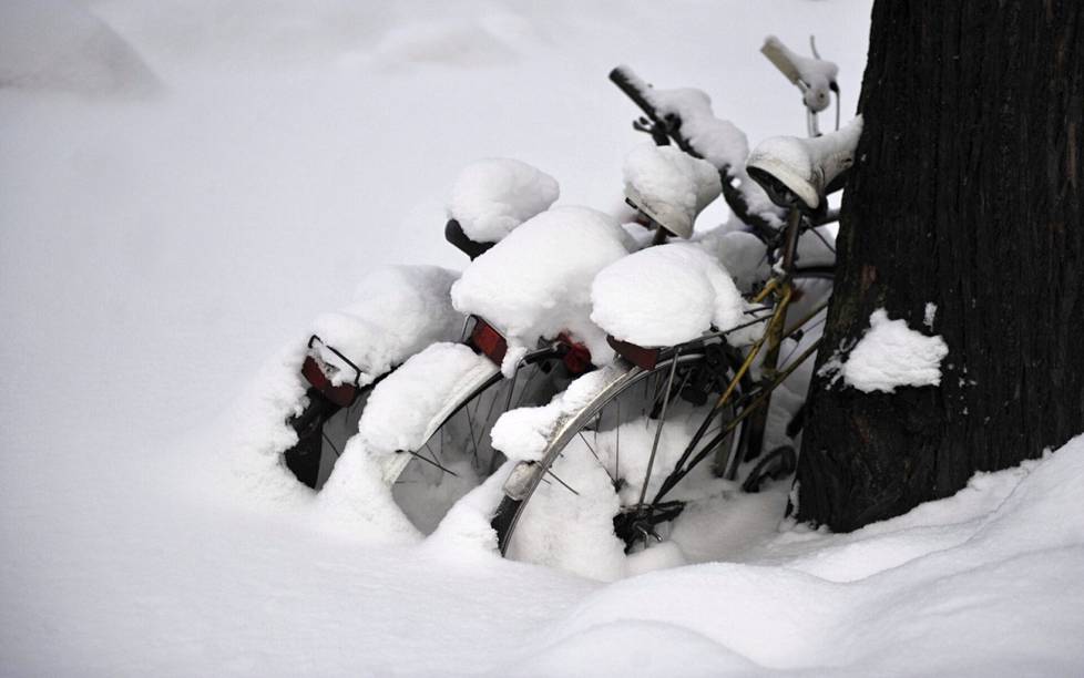 Jouluaattona 2010 Helsingissä oli puoli metriä lunta. Polkupyörät hautautuivat kinoksiin.