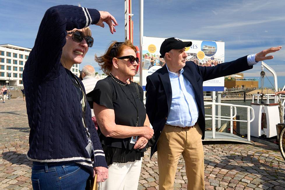 Teksasilaiset Joey Lee Dobbs ja John Herman olivat kiinnostuneita saamaan tietoa Suomesta. Sitä heille tarjosi Helsingin-vierailulla turistiopas Elisabeth Sandelin (kuvassa keskellä).