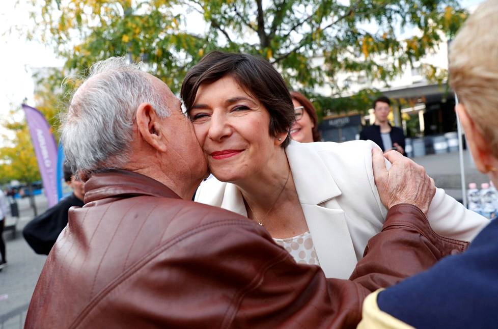 Unkarin yhdistyneen opposition esivaaleja johtava vasemmistoehdokas Klára Dobrev tapasi äänestäjiä Budapestissa lokakuussa.