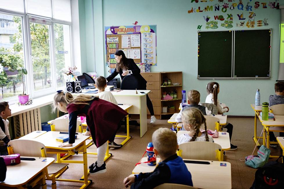 Kiovalaisessa koulussa kuusivuotiaat ekaluokkalaiset aloittivat koulutiensä maanantaina.