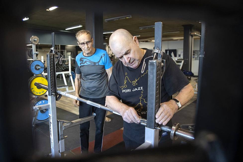 Suomen vahvimman miehen isoisä nostaa isoja rautoja vielä 84-vuotiaanakin  ja nuorille hän antaa yksinkertaisen vinkin - Urheilu 