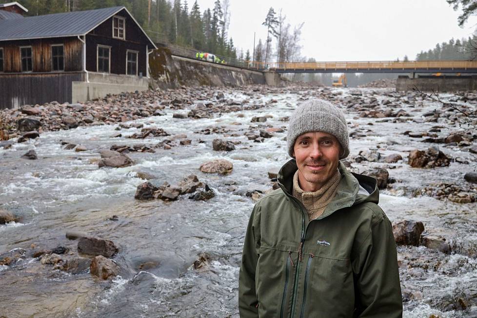 Näyttelijä ja kala-aktiivi Jasper Pääkkönen on innoissaan Hiitolanjoen vapauttamisesta, joka toi Laatokan lohet vanhoille lisääntymisalueilleen. Lahnasenkosken voimalaitospadon purkaminen vapautti veden virtaamaan.