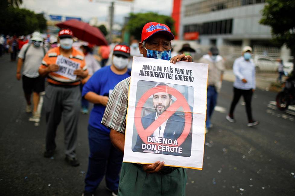 A demonstration was held in San Salvador at the end of September opposing the administration of Nayib Bukele, the introduction of bitcoin and Bukele's plans to reform legislation to extend the presidency.
