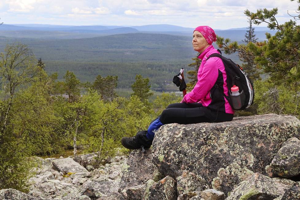 Helen Tolttila tuli kahdeksi kuukaudeksi töihin Sallaan ja nauttii uuden kansallispuiston maastoista. Ison Pyhätunturin rinteeltä löytyi mieluisa mietiskelykivi. 