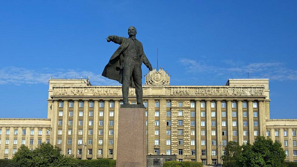 Mihail Anikušinin kuuluisa Lenin-patsas pelastui 1990-luvun hävittämisvimmalta Pietarin Moskova-aukiolla.