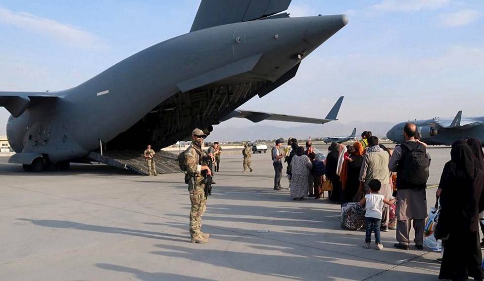 Kabulin evakuointioperaatio oli monella tapaa onnistuminen. Puolustusvoimien suojausjoukon sotilaita ja evakuoitavia ihmisiä Kabulin lentokentän alueella Afganistanissa 24. elokuuta 2021. 