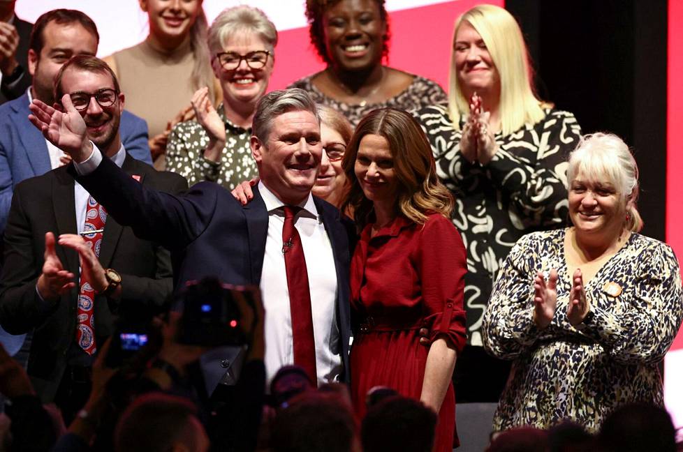 Työväenpuolueen johtaja Keir Starmer ja hänen Victoria-puolisonsa puoluekokouksessa Liverpoolissa tiistaina. Jos labour voittaa seuraavat parlamenttivaalit, tulee Starmerista Britannian pääministeri.