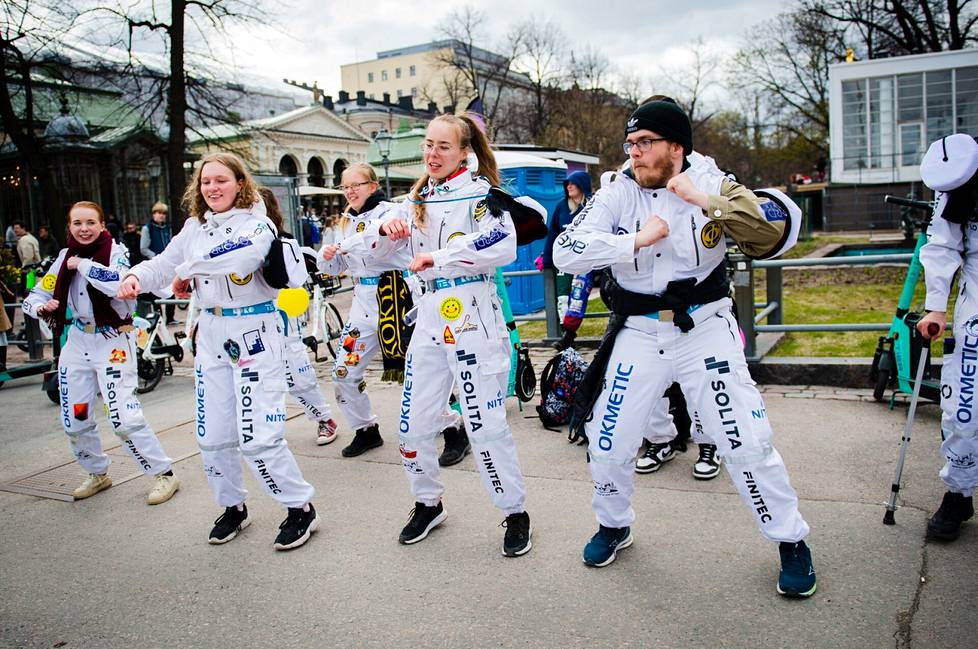 Aalto-yliopiston fyysikkokillan fuksit innostuivat tanssimaan Havis Amanda -patsaan edessä. Keskiyöllä he saavat painaa teekkarilakit ensimmäistä kertaa päihinsä.
