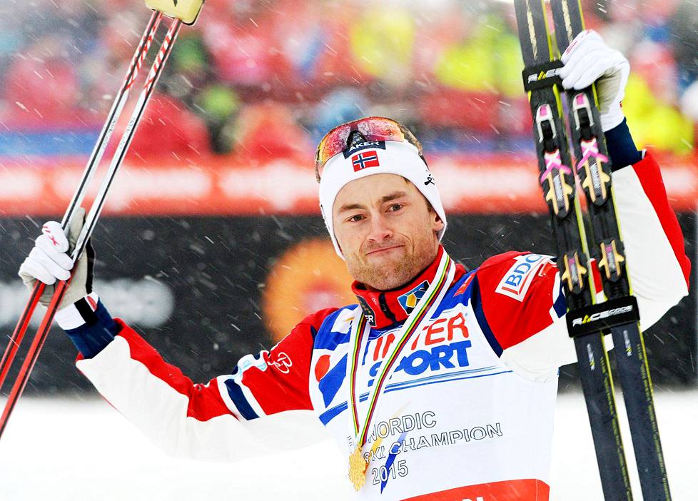 Petter Northug kahmi neljä kultamitalia Falunin MM-kisoissa vuonna 2015. Tässä hän juhlii 50 kilometrin kisan voittoa.