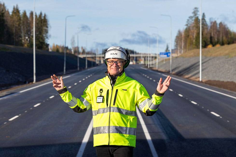Hämeenkyrön kunnanjohtaja Antero Alenius on tyytyväinen, kun vuosikymmeniä vireillä ollut Hämeenkyrönväylä pian avataan liikenteelle. Alenius ei halua puhua ohitustiestä, koska uusi tie kulkee kunnan keskellä Hämeenkyrön kahden keskeisen taajaman eli kirkonkylän ja Kyröskosken välistä.