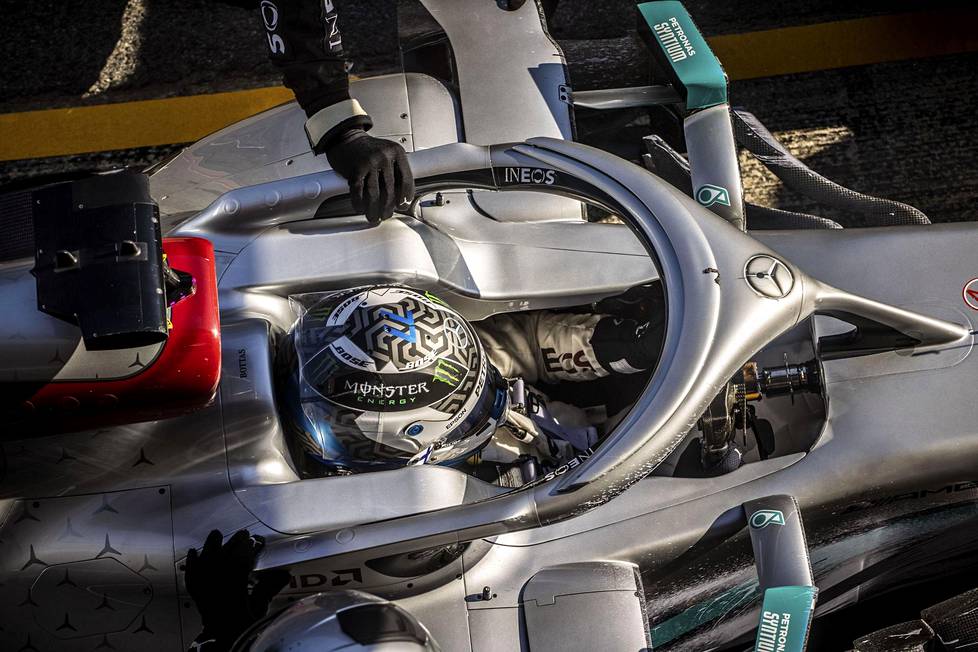 Valtteri Bottas istui autossaan Barcelonan radan varikolla perjantaina ajetuissa testeissä.