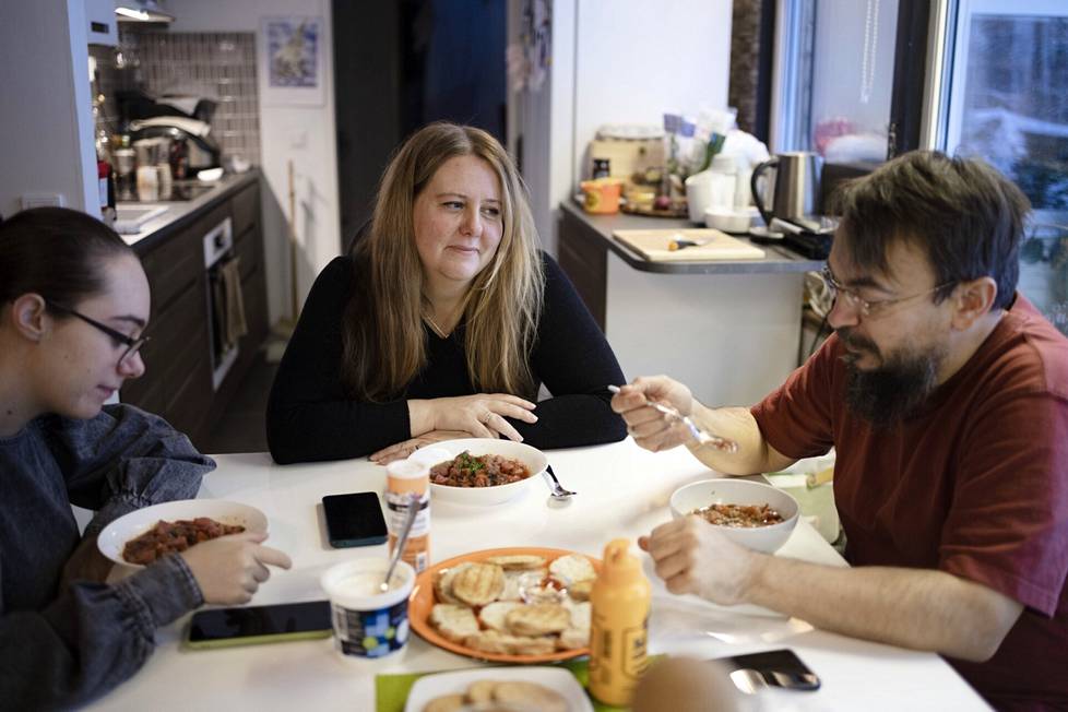  Kuvassa Sonja, Jasja ja Oleg lounaalla syömässä valmistamaansa borssikeittoa.