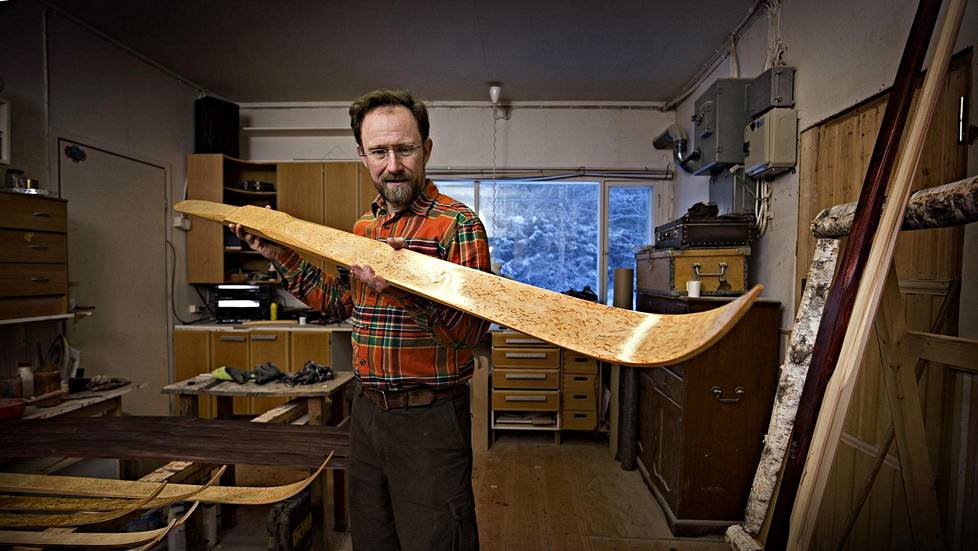 Hannu Laitala viihtyy oman verstaansa rauhassa, jossa hän valmistaa 50–100 puista suksiparia vuodessa.