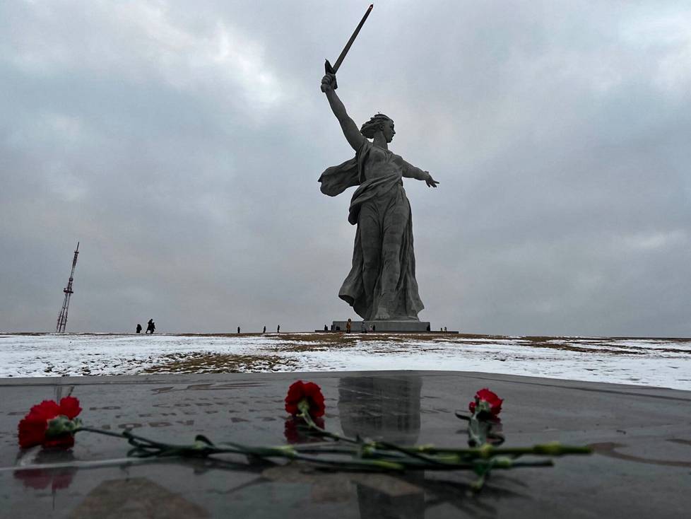 87 metrin korkuinen Äiti synnyinmaan patsas pystytettiin Stalingradin taistelun kuolleiden muistolle. Nyt sen ympäristöön tuodaan kukkia.