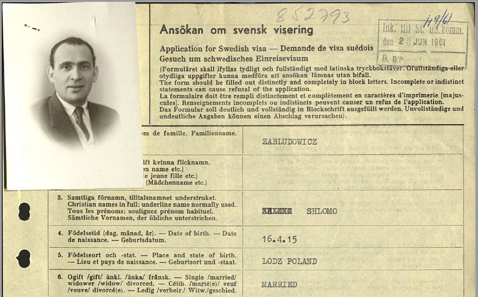 Shlomo Zabludowiczista on jäänyt arkistoihin niukasti jälkiä. Vuonna 1961 hän asui Suomessa ja oli jo luonut asekauppiaana laajan kontaktiverkoston ympäri Eurooppaa. Viisumianomus on säilynyt Ruotsin valtionarkistossa.–Kirjan kuvitusta. 