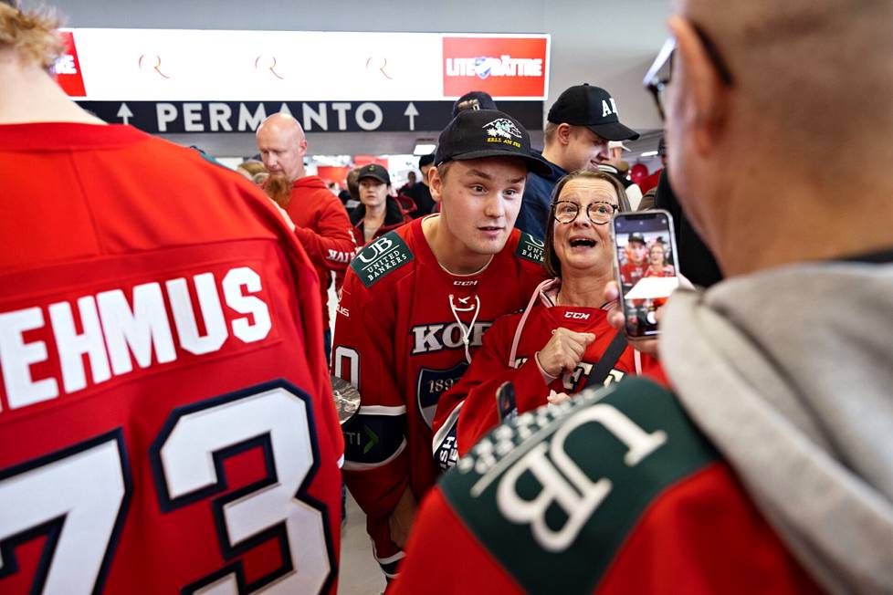 Goalkeeper Roope Taponen posed in a joint photo with Maria Tallberg at the HIFK league team's fan event at the Helsinki Ice Hall.