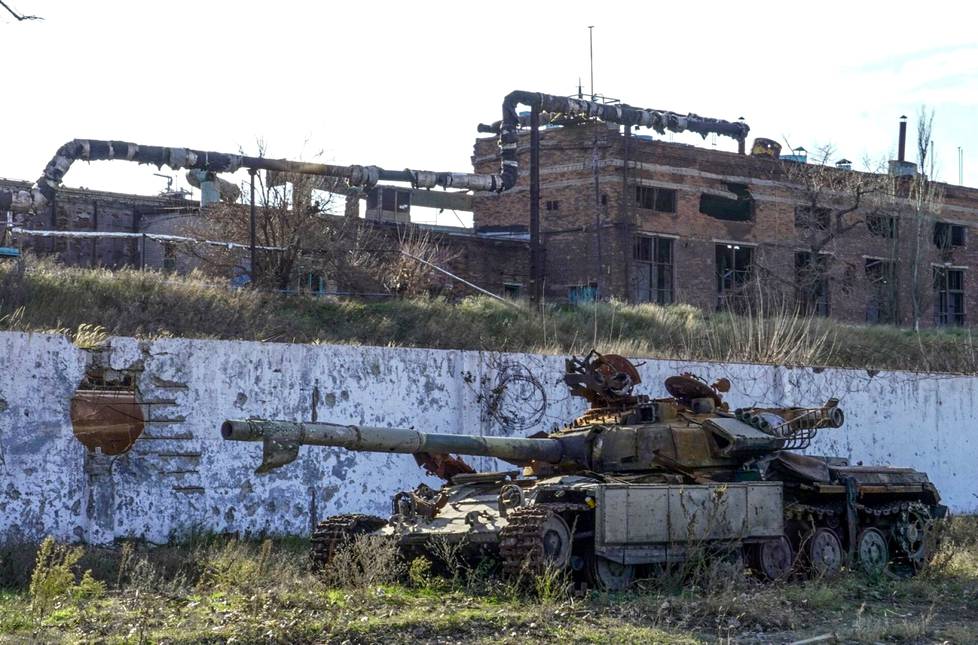 Romuttunut panssarivaunu Azovstalin edustalla marraskuussa. 