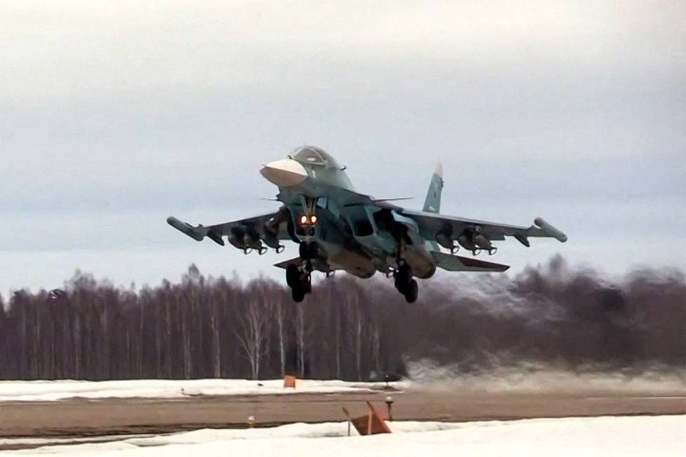 Venäjän puolustusministeriön viikonloppuna julkaisema kuva Venäjän ilmavoimien Suhoi Su-34 -hävittäjäpommittajasta.