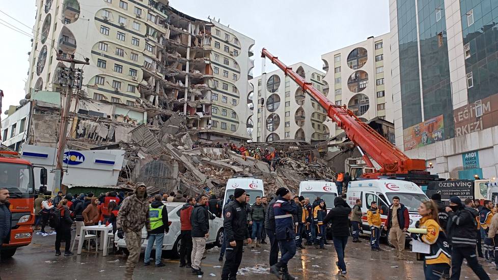 Kauppakeskuksen ja asuintalon yhdistelmä vaurioitui järistyksessä Turkin Diyarbakırissa.