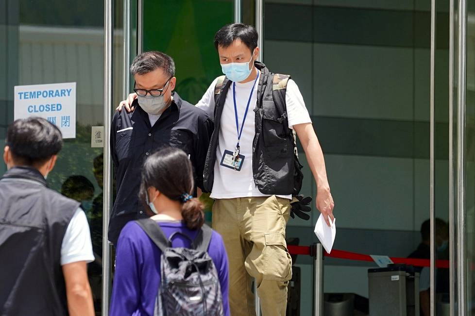 Poliisi kansallisen turvallisuuden yksiköstä saattoi demokratiamielisen Apple-iltapäivälehden verkkopäällikön Cheung Chi-wain ulos toimituksesta Hongkongissa kesäkuussa.