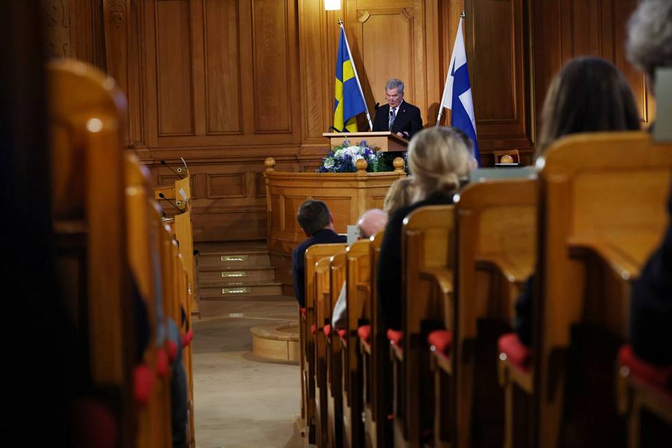 Niinistö puhumassa Ruotsin valtiopivien edustajille.