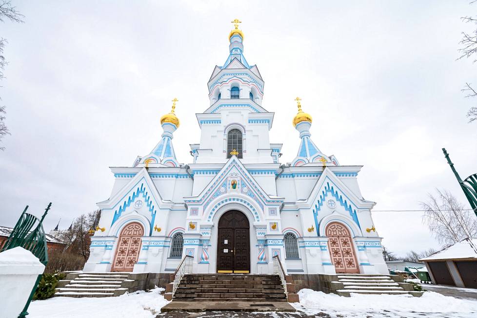 Daugavpilsissä Venäjän kulttuurikeskusta lähes vastapäätä sijaitsee ortodoksikirkko.