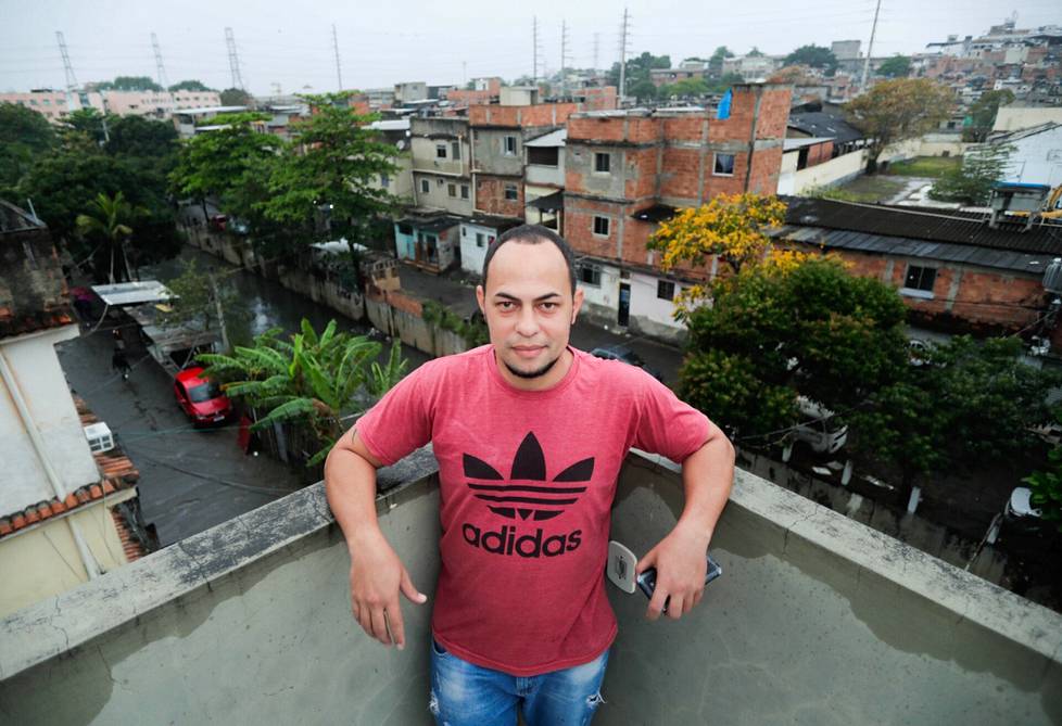 Eduardo Silva ihmisoikeusjärjestö Rio de Pazin toimitalon kattoterassilla Jacarezinhon favelassa Rio de Janeirossa.