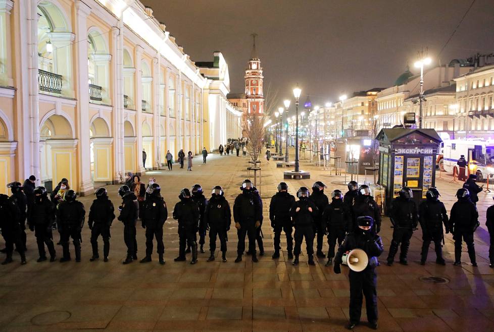 Poliisin joukot eristivät katualuetta sodanvastaisen protestin aikana Pietarin keskustassa maaliskuun alussa.