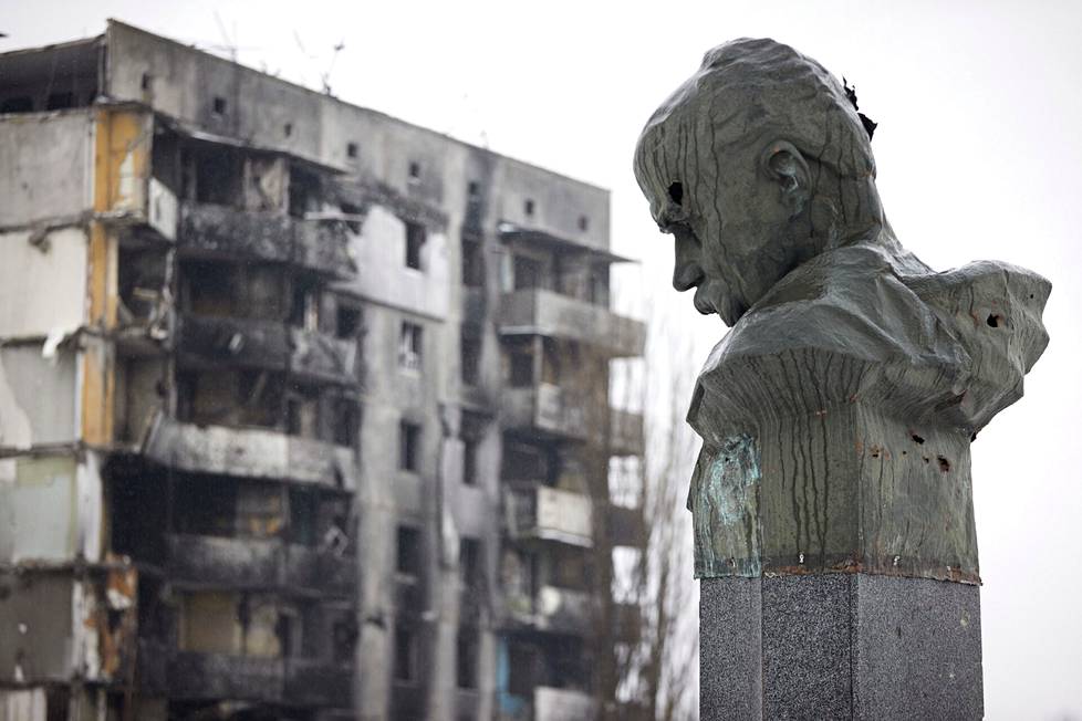 15. joulukuuta, Borodjanka. Ukrainan kansallisrunoilija Taras Ševtšenkon patsas, jota venäläiset ovat käyttäneet maalitaulunaan.