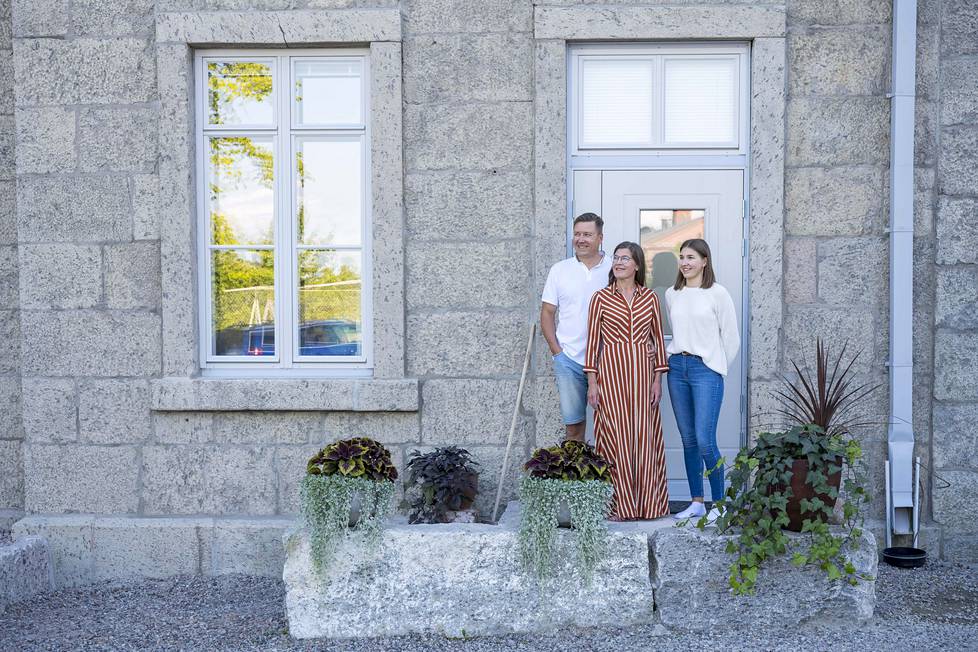 Mari, Matti ja Eevi Heikkinen iloitsevat omasta sisäänkäynnistä suoraan kadulta. Se muistuttaa heitä entisestä omakotitaloelämästä. Mari Heikkisellä on tapana nauttia kotinsa portailla aamukahvia.