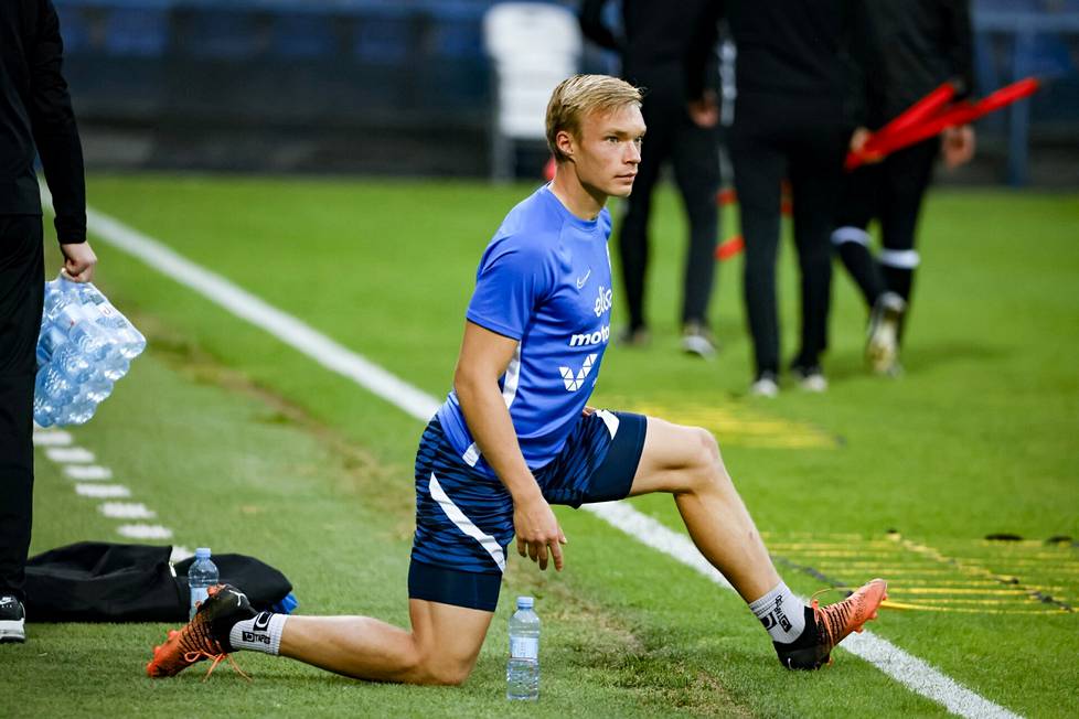 Ilmari Niskanen valmistautui Suomen joukkueen harjoituksiin Podgorican stadionilla päivä ennen vierasottelua Montenegroa vastaan.