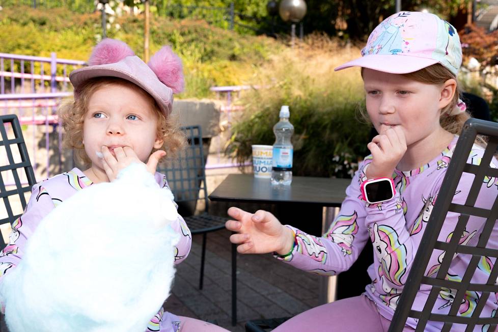 Lina (left) and Linnea ate cotton candy in Linnanmäki on Sunday.