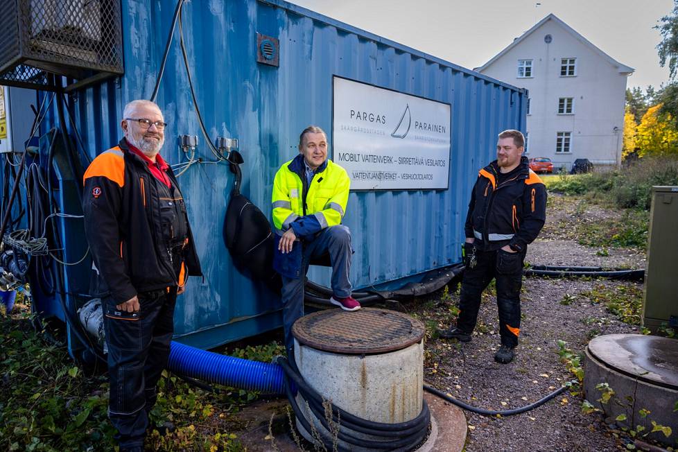 Paraisten kaupungininsinööri Manne Carla (kesk.), johtava huoltomies Magnus Lundström (vas.) ja huoltomies Marcus Lundström esittelevät Korppoossa olevaa, konttiin rakennettua vesilaitosta, joka tekee merivedestä juomavettä.