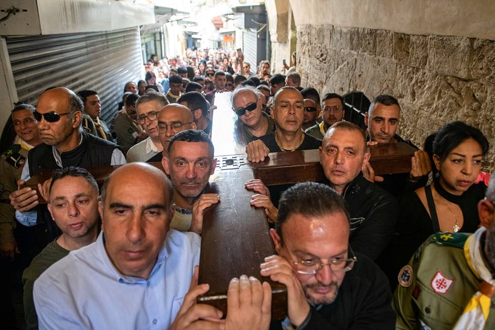 Pyhiinvaeltajat kantoivat ristiä Jerusalemin vanhassa kaupungissa Israelissa osallistuessaan Via Dolorosa -kulkueeseen.