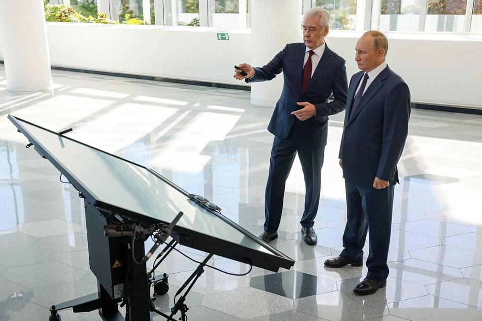 Presidentti Vladimir Putin ja Moskovan pormestari Sergei Sobjanin osallistumassa Moskovan aurinko -maailmanpyörän avajaisiin videoyhteyden välityksellä lauantaina 10. syyskuuta. Kuva on valtionmedia Sputnikin välittämä.