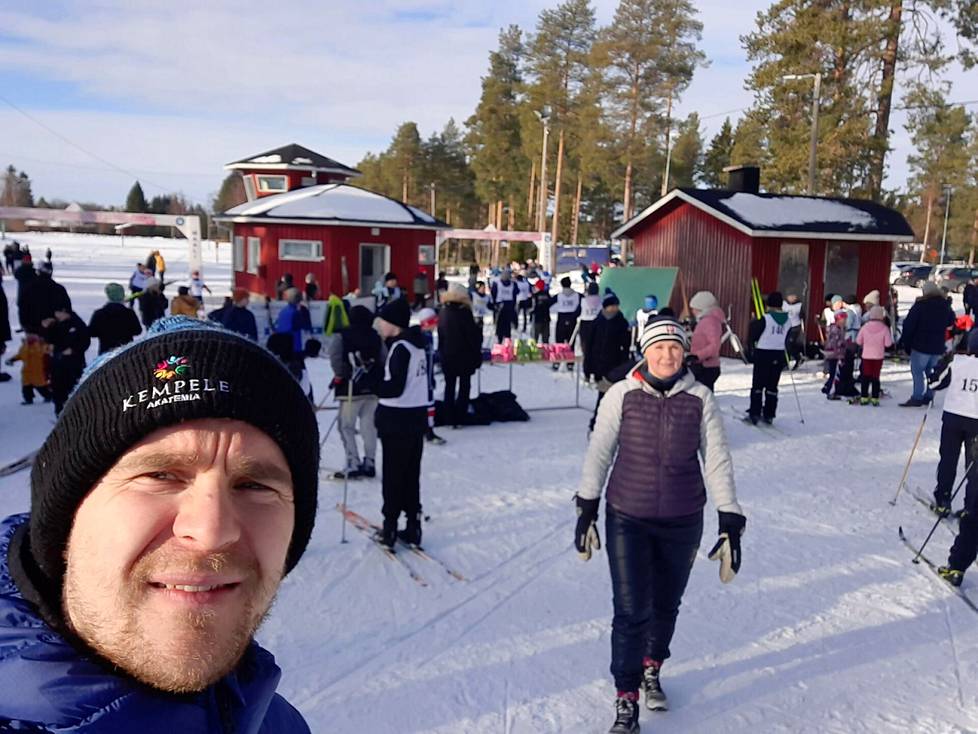 Liikunnanopettajana vuosina 2015–2020 työskennellyt Eero Kauppi on nykyään Kempele Akatemian johtaja ja seurasi siinä ominaisuudessa torstaina järjestettyjä koulujenvälisiä hiihtokilpailuja.