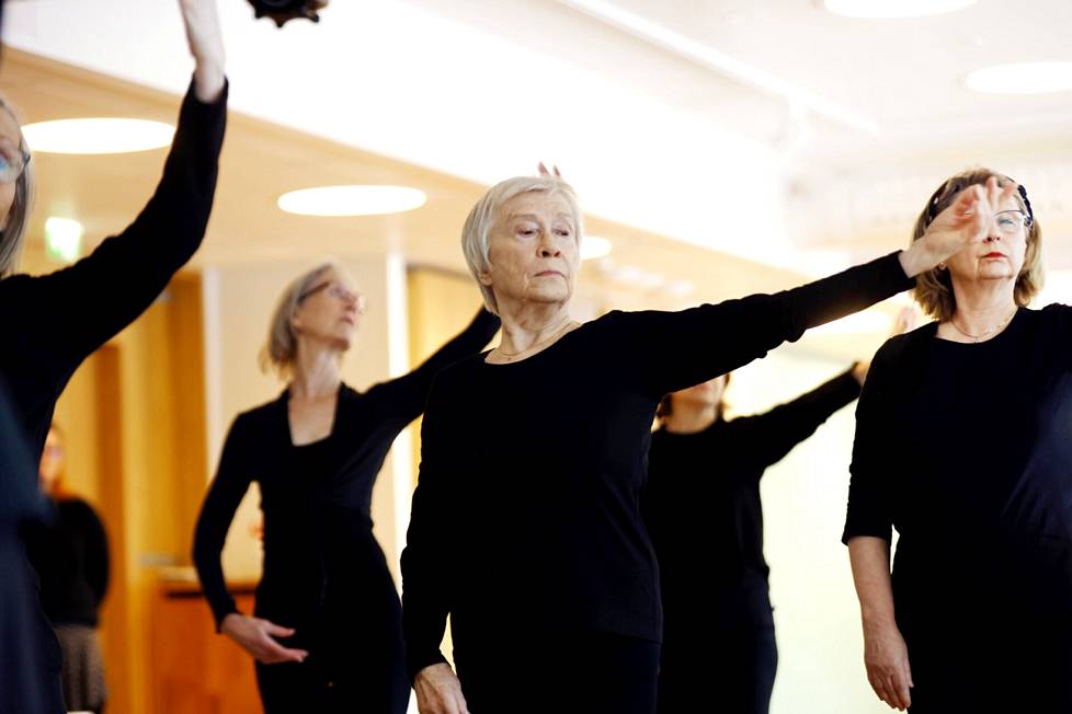 Seniorit keskittyvät baletissa varsinkin käsien liikkeiden hiomiseen eleganteiksi. Keskellä Seija Heiman.