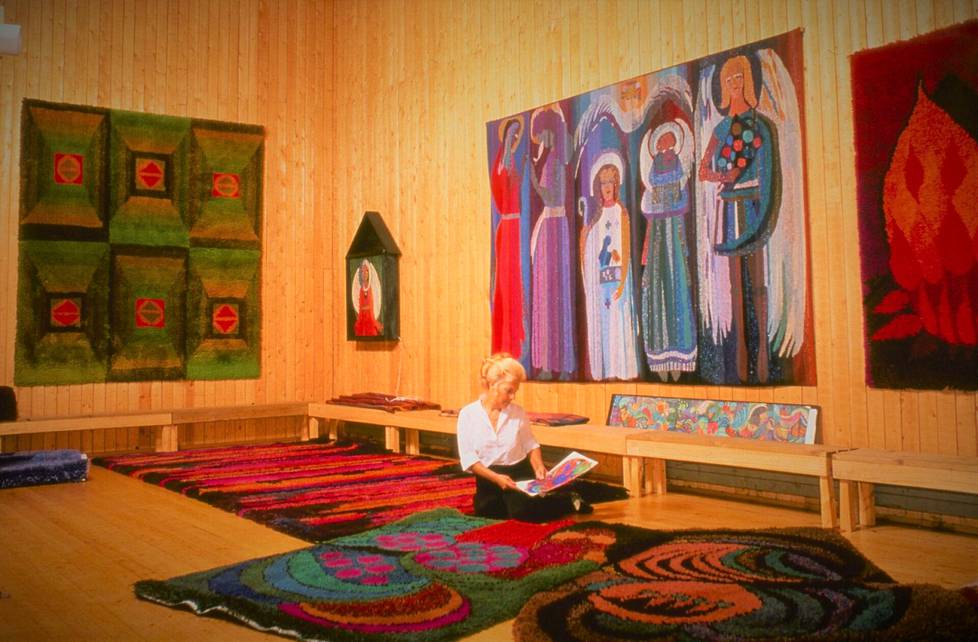 Tekstiilitaiteilija Oili Mäki studiossaan Espoon Laajalahdessa 1970-luvulle tultaessa.