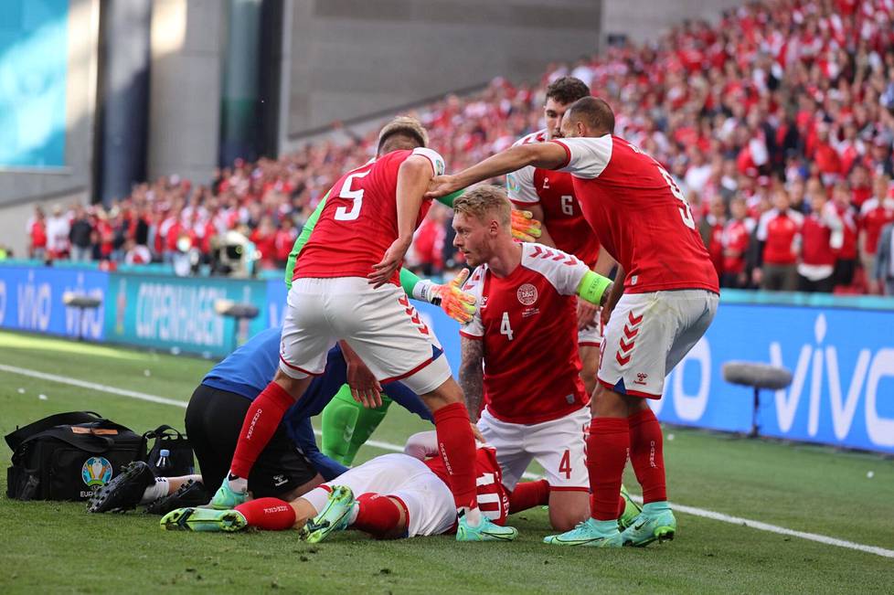 Tanskan pelaajat ja huoltajat tulivat nopeasti apuun ja ryhmittyivät sydämenpysähdyksen vuoksi kentälle lyyhistyneen Christian Eriksenin suojaksi jalkapallon EM-kisojen ottelussa Suomea vastaan.