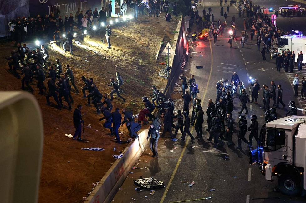 Mielenosoittajat ottivat poliisin kanssa yhteen Tel Avivissa maanantaina.