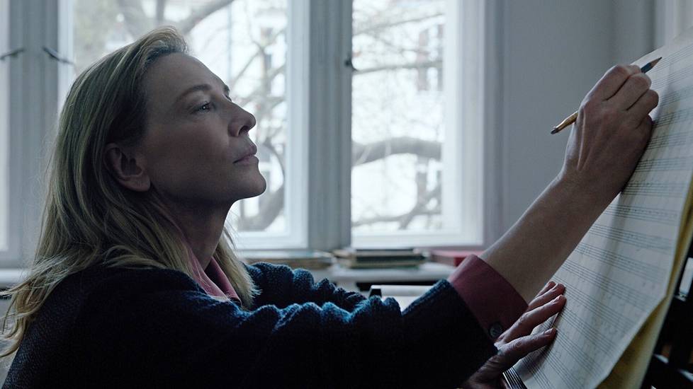 Kapellimestari Lydia Tár (Cate Blanchett) esitetään uudessa elokuvassa myös menestyneenä säveltäjänä ja pianistina.