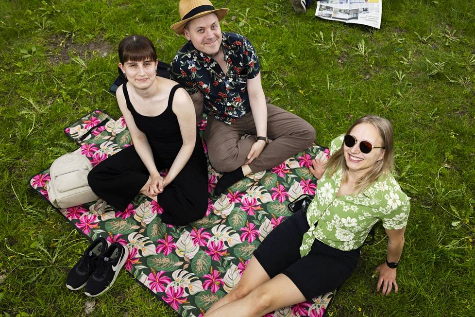 Karita Kajanki, Lauri Nieminen and Asta Karpiola enjoying music and a summer day on the lawn.