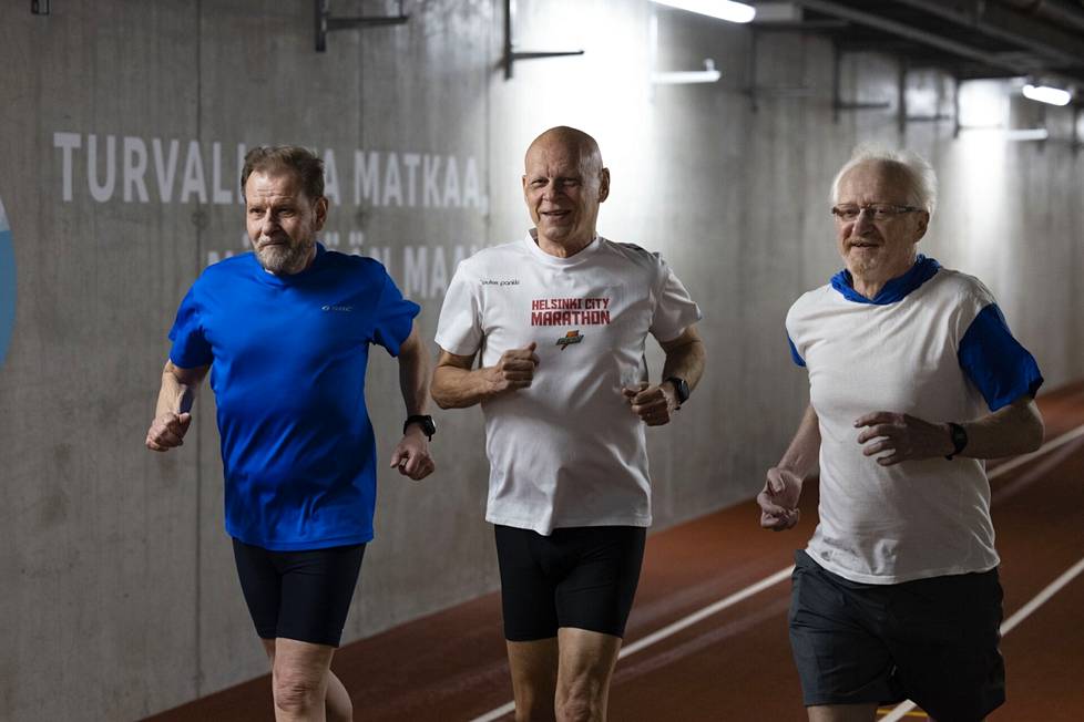 Ari Kantola (vas.), Kaj Lagerström ja  Jukka Arponen juoksivat Olympiastadionin maanalaisella radalla.