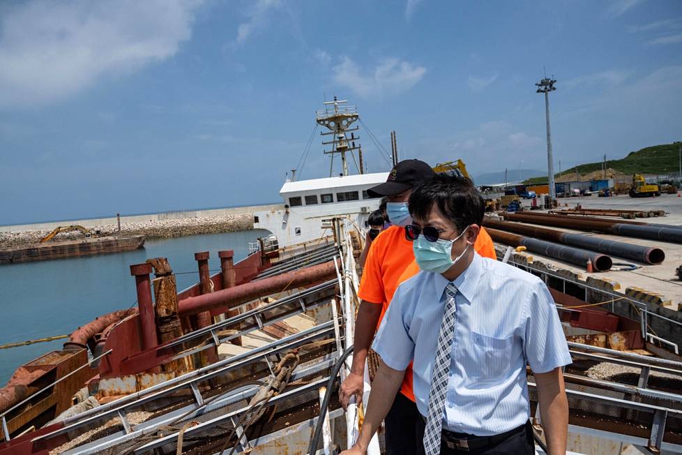 Matsun saarten pääsyyttäjä Jimmy Huang vieraili Taiwanin viranomaisten takavarikoimalla ruoppausaluksella toissa viikon perjantaina.
