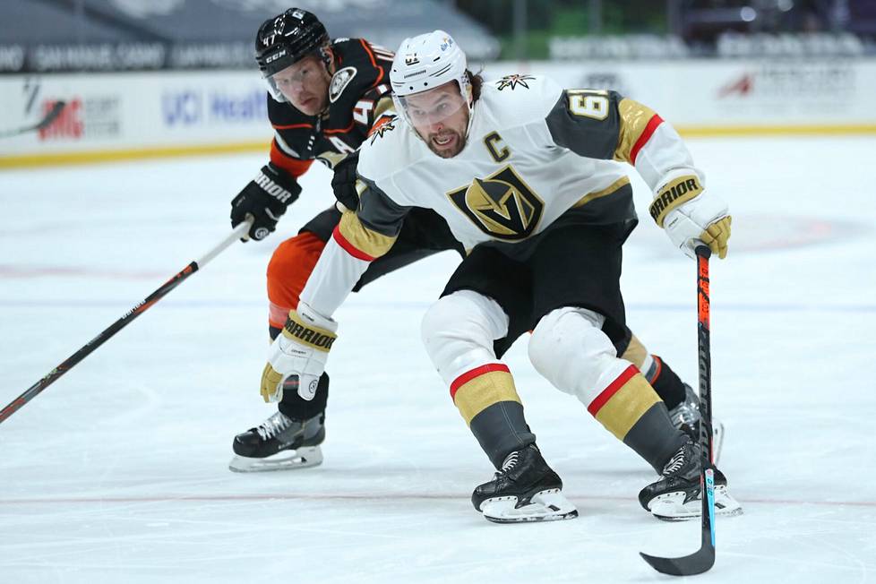 Vegasin Mark Stone suojasi kiekkoa Anaheimin Hampus Lindholmilta helmikuussa 2021 pelatussa ottelussa. Stone teki viime kaudella NHL:n runkosarjassa 55 ottelussa 61 tehopistettä.