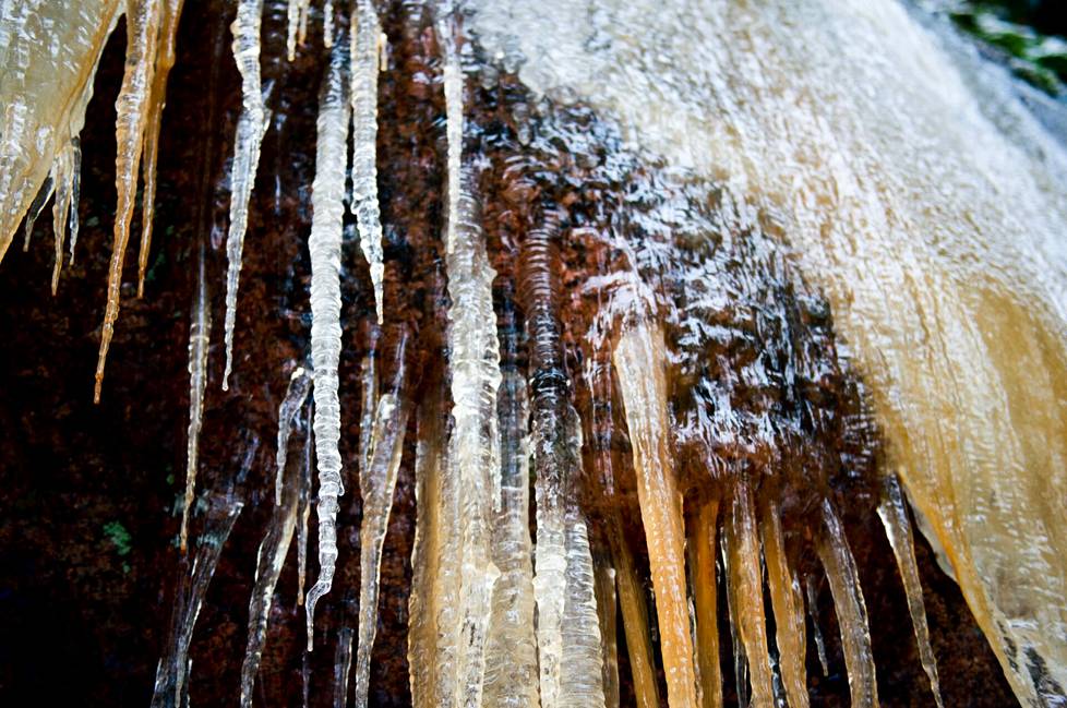 In frosty weather, the rock walls are full of ice art.