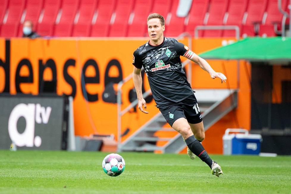 Niklas Moisander pelasi Bundesliigassa Werder Bremenin kapteenina Augsburgia vastaan toukokuun puolivälissä. Nyt hän edustaa Malmöä.